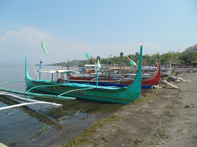 loďky na Taal Lake